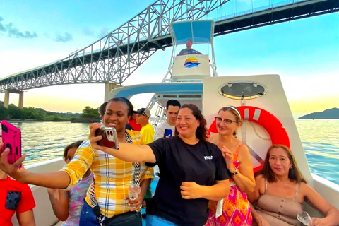 Panama: Las Perlas Archipelago Whale Watching Tour