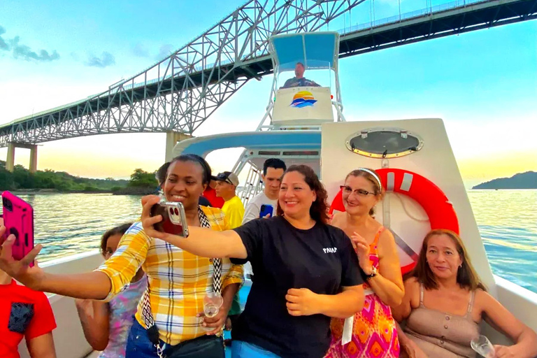Panama: Las Perlas Archipelago Whale Watching Tour