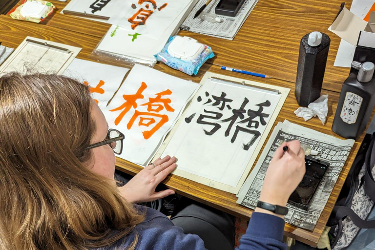 Kyoto: Kalligrafie-Erlebnis im buddhistischen Tempel in der InnenstadtKyoto; Stadtzentrum Kalligrafie-Erlebnis im buddhistischen Tempel