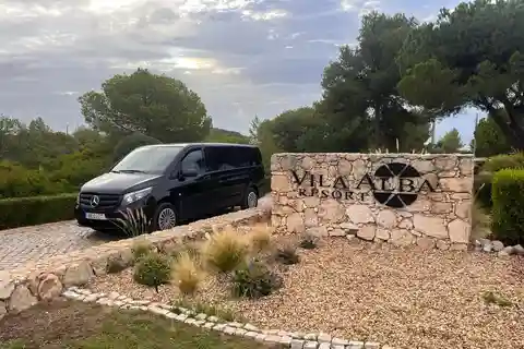 Alvor: Private Transfer from/to Lisbon Airport Up to 8 pax