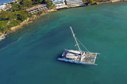 Sosúa: Catamaran Cruise with Snorkeling and Lunch