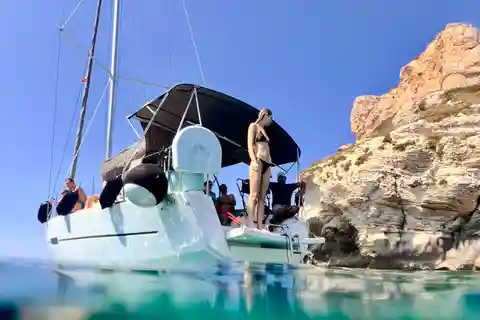 Cagliari: Sailing Tour with Snorkeling, and Prosecco Toast