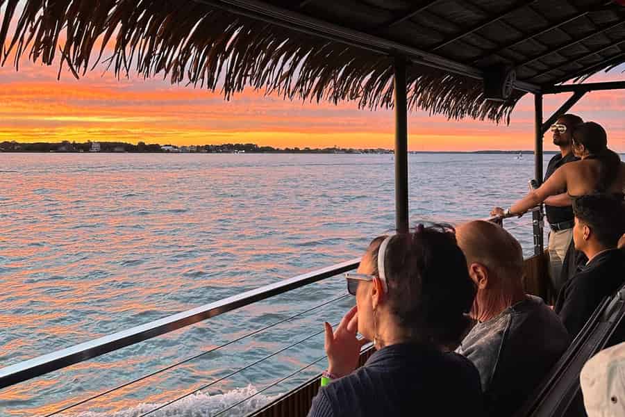 Ocean City: Tiki-Sonnenuntergangsfahrt nur für Erwachsene mit Bar. Foto: GetYourGuide