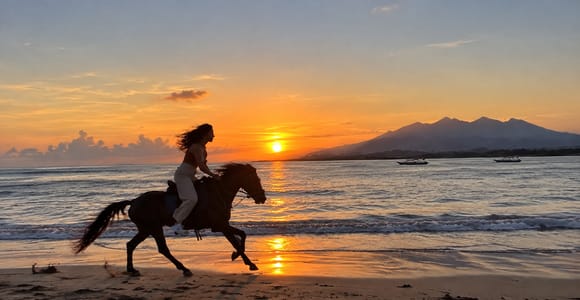 Gili Air: Private Sunrise or Sunset Horseback Riding Tour