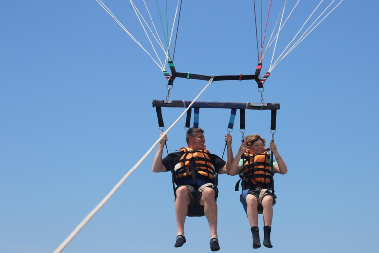 Barcelona: Parasailing with panoramic views over the sea Barcelona: Parasailing with panoramic views while parachuting over the sea