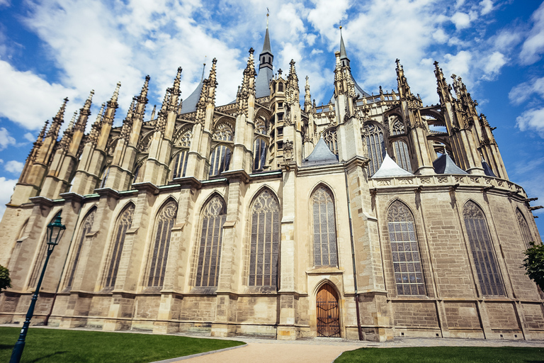 Desde Praga: visita a Kutná Hora y la capilla de los huesosTour privado en autobús privado