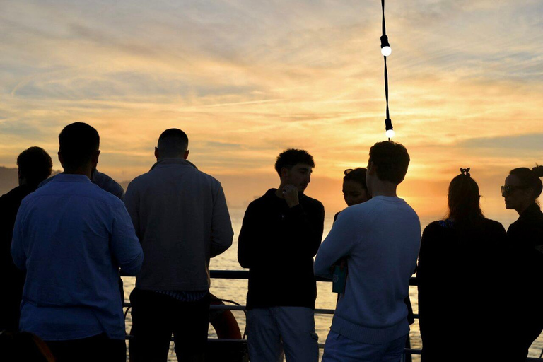 Lisboa: Excursión panorámica en barco al atardecer con bebidas