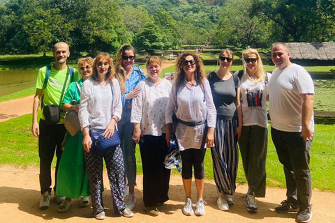 Visite privée de Kandy à Sigiriya et Minneriya Safari Day Tour