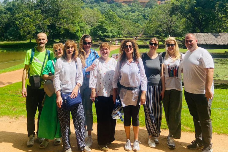 Visite privée de Kandy à Sigiriya et Minneriya Safari Day Tour