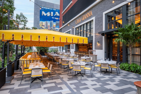 Miami: Gale Miami Hotel and Residences Pool Day Pass