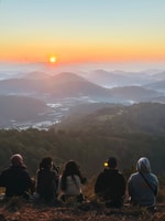 Da lat, achtervolgt de zonsopgang boven Misty Valley - ontbijt i - Housity