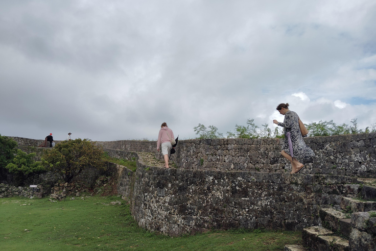 Okinawa: tour del castello di Nakagusuku, panorami e leggende (1,5 ore)Okinawa: tour panoramico e leggende del castello di Nakagusuku (1,5 ore)