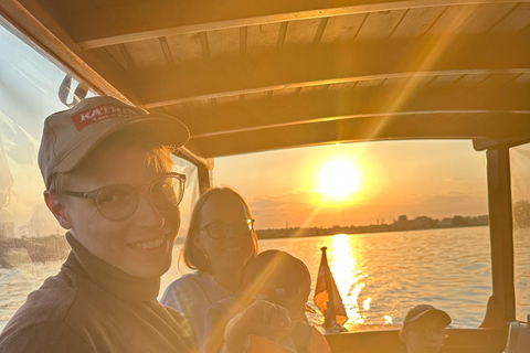 Riga: tour en barco privado por la tarde/atardecer