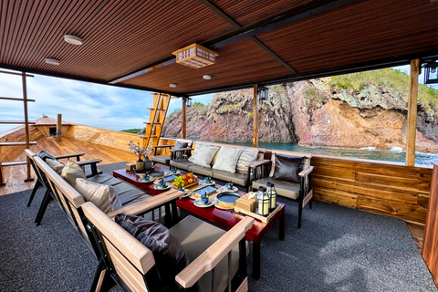 Labuan Bajo: Sea Trip on Kimochi Wooden Boat With Photo Full-Day Tour with Documentation