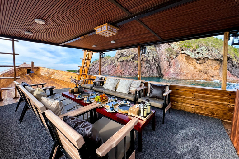 Labuan Bajo: Sea Trip on Kimochi Wooden Boat With Photo Full-Day Tour with Documentation