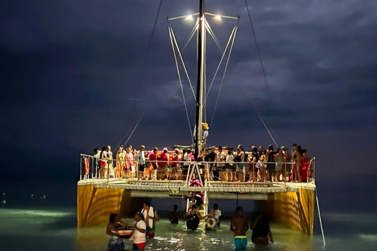 蒙特哥湾度假村出发：里克斯咖啡馆日落双体船巡游里克斯咖啡馆日落双体船巡游蒙特哥湾度假村