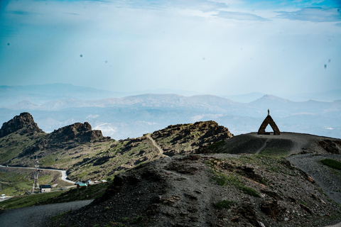 Exklusiv 4x4-tur i Sierra Nevada från GranadaExklusiv 4x4-tur genom Sierra Nevada från Granada
