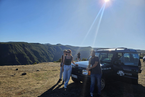 Madera: wycieczka jeepem z tyrolką, huśtawką i wulkanicznymi basenamiMadera: wycieczka jeepem z tyrolką, huśtawką i basenami wulkanicznymi