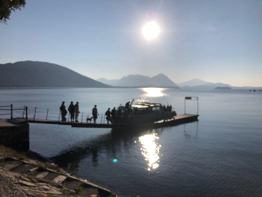 Lago Maggiore: Bootsfahrt nach Luino von Feriolo Lago Maggiore: ...