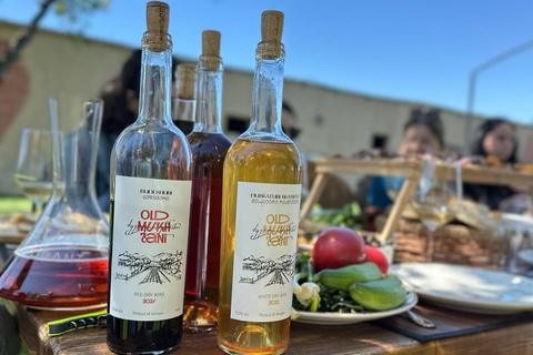 Georgien, upptäck den historiska vingården i byn Mukhraniprovning av gammalt mukhrani-vin