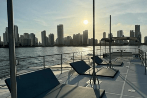 Cartagena: Catamaran Flamante Sunsetplan with Open Bar!