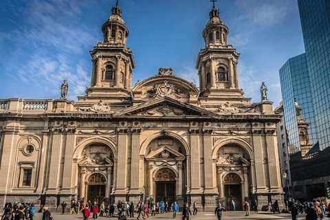 Santiago: tour guidato a piedi con una guida dei siti da non perdereSantiago: tour privato a piedi di 2 ore dei siti da non perdere