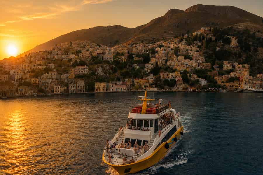 Rhodos: Malerische Abendbootsfahrt zur Insel Symi | Optionaler Transfer. Foto: GetYourGuide Rhodos: Malerische Abendbootsfahrt zur Insel Symi | Optionaler Transfer. Foto: GetYourGuide