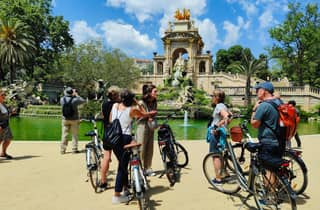 Barcelona: Fahrrad- oder E-Bike-Tour, Top-Sehenswürdigkeiten & lokale Einblicke