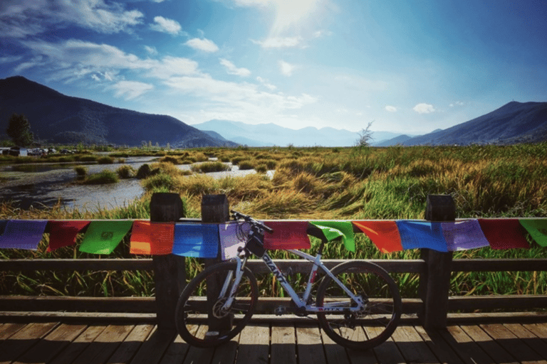 Passeio de bicicleta e visita guiada ao parque do mercado da vila de Lijiang baisha