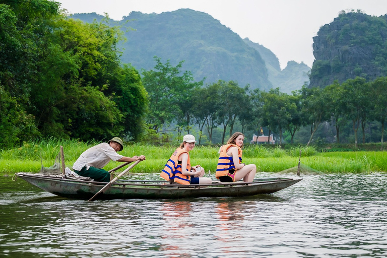 Z Hanoi: całodniowa wycieczka do Hoa Lu, Trang An i jaskini MuaCałodniowa wycieczka z odbiorem ze Starej Dzielnicy Hanoi