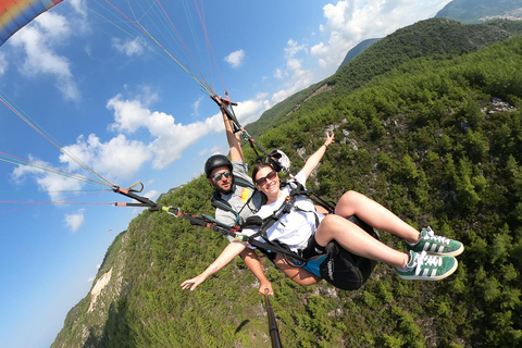 Aventura de parapente biplaza en Alanya con pilotos profesionales.Experiencia de parapente biplaza con servicio de recogida del hotel