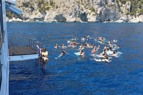 Nápoles: crucero en barco por el Golfo de Nápoles con paradas para nadarTiempo libre en Capri y visita a la isla