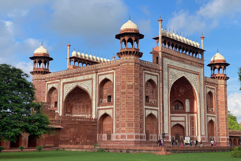 De Delhi : Tour du Taj Mahal au lever du soleil à AgraSeulement le guide (pas de voiture, de frais d&#039;entrée et de repas)