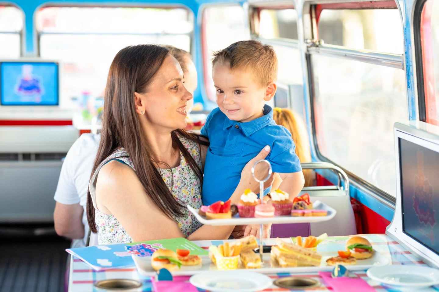 Лондон: Чайный Тур с Пеппой в Автобусе и Аудиогидом