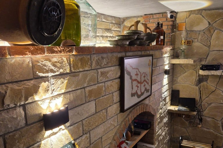 Vanuit Batumi: wijnproeverij met eigen vervoer in het bergachtige AdjaraVanuit Batumi: zelf rijden en wijn proeven in het bergachtige Adjara