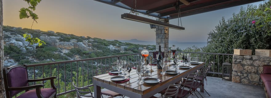 Crète : Une expérience gastronomique et vinicole unique dans une gorge crétoise