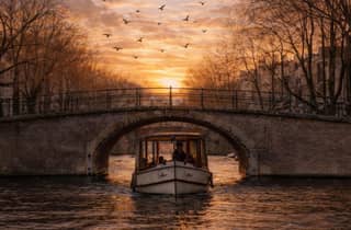 Amsterdam: Abendliche Grachtenfahrt (bei Sonnenuntergang) mit Bar an Bord