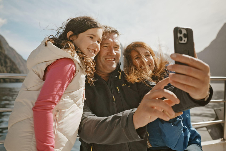 Te Anau: Sheep Shearing Farm Tour with Milford Sound Cruise Farm Tour with Sheep Shearing & Milford Sound Cruise