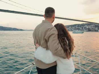 Bósforo: Crucero en Yate al Atardecer con Guía, Aperitivos y Vino