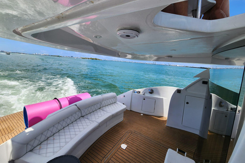 Wynajem jachtu w Miami z skuterami wodnymi, paddleboardami i pontonami