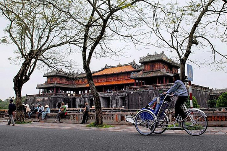 Excursión por el Patrimonio de Hue en Ciclo: Ciudadela, Museos y Mercado Local