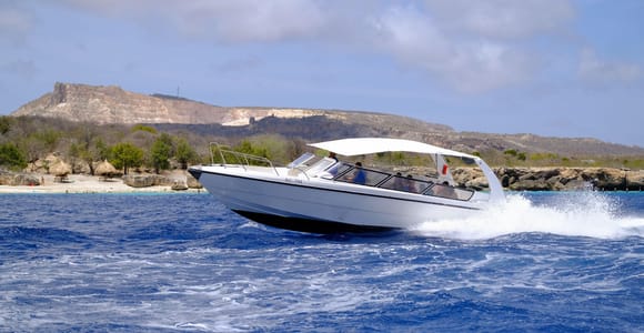 Willemstad: Private Curacao Powerboat Cruise with Snorkeling