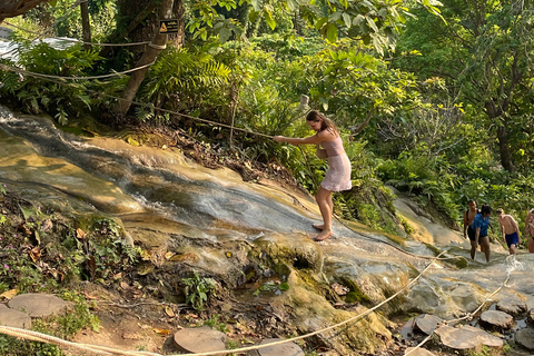 Visite d'une demi-journée de la cascade de Sticky avec voiture privéeVisite d'une demi-journée Sticky Waterfall avec voiture privée