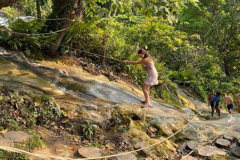 Sticky Waterfall Halbtagestour mit privatem AutoHalbtagestour Klebriger Wasserfall mit privatem Auto