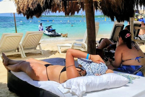 Cartagena: Playa Tranquila Barú Day Pass + Welcome Cocktail