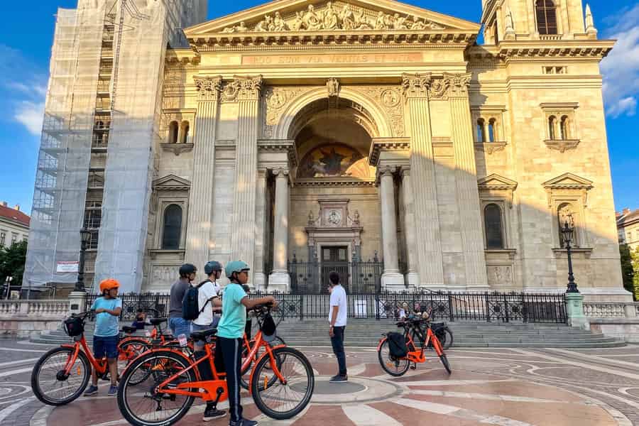 Budapest: Historische E-Bike- und Fahrradtour zu den wichtigsten Sehenswürdigkeiten (1,5 Stunden). Foto: GetYourGuide Budapest: Historische E-Bike- und Fahrradtour zu den wichtigsten Sehenswürdigkeiten (1,5 Stunden). Foto: GetYourGuide