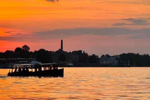 Riga : Tour en bateau au coucher du soleil ou de nuit avec boisson de bienvenue ~1 h