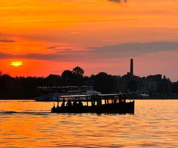 Riga: Bootstour am Abend oder bei Sonnenuntergang mit Getränk und Audioguide