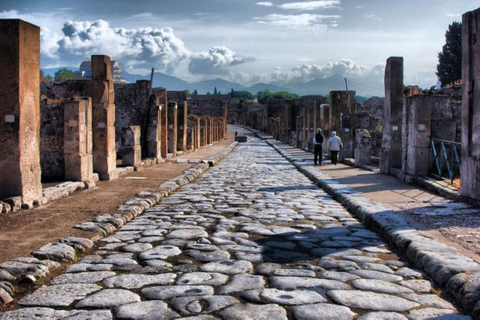 Exploring Pompeii Discovering the Ancient RuinsEsplorando Pompei Alla Scoperta delle Antiche Rovine