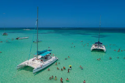 Bayahibe: Saona Island Comfort Catamaran Cruise with Lunch